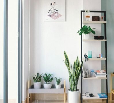 Meubels en wanddecoratie combineren voor een samenhangend interieur